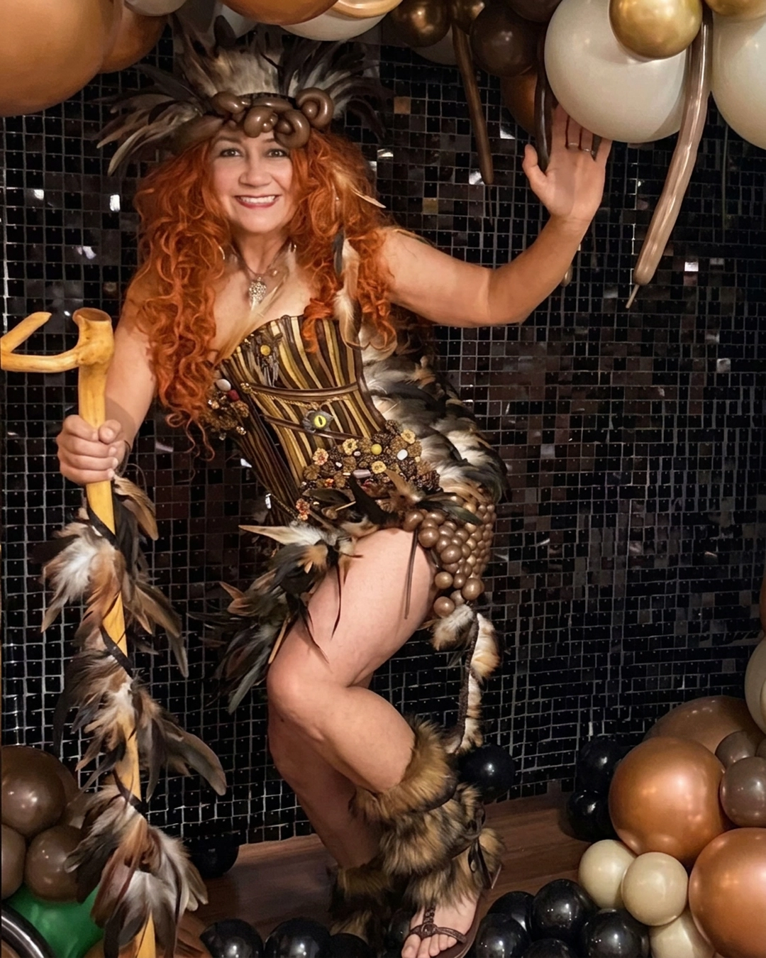 Cavernaria, vestido escultórico hecho a mano con globos